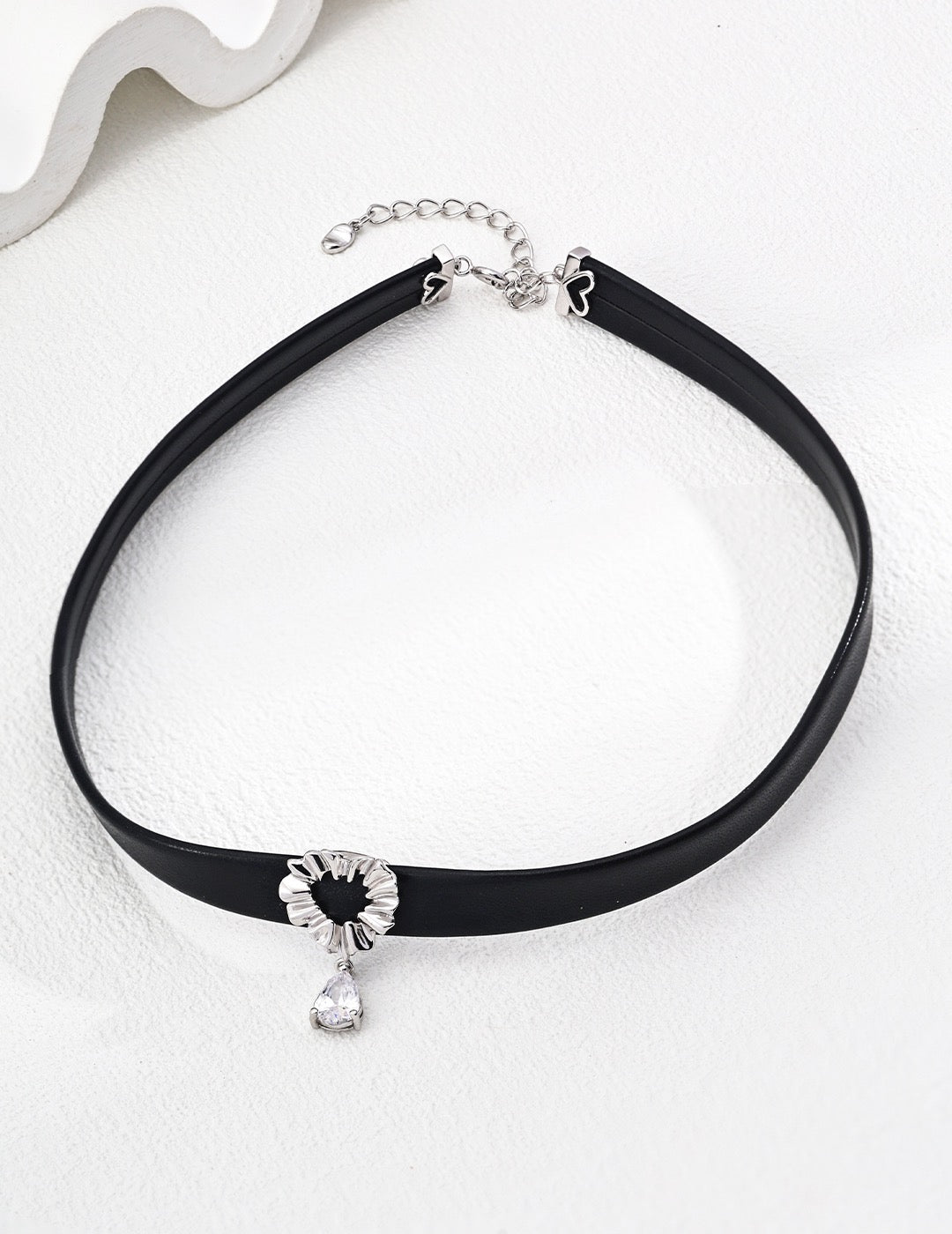 choker with diamond