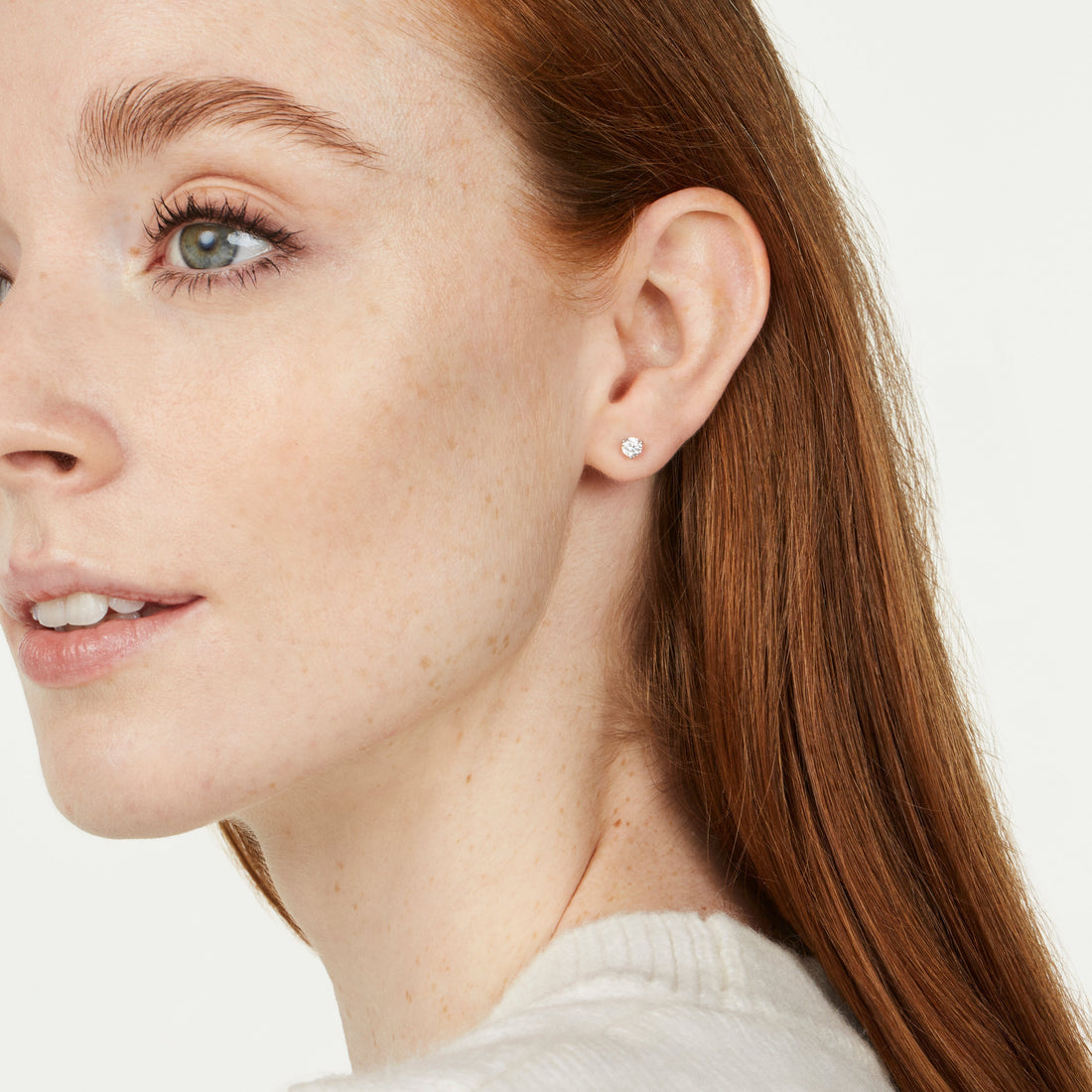 Clous d'oreilles solitaires en diamant de laboratoire de ½ ct. tw. taille brillant | Blanc