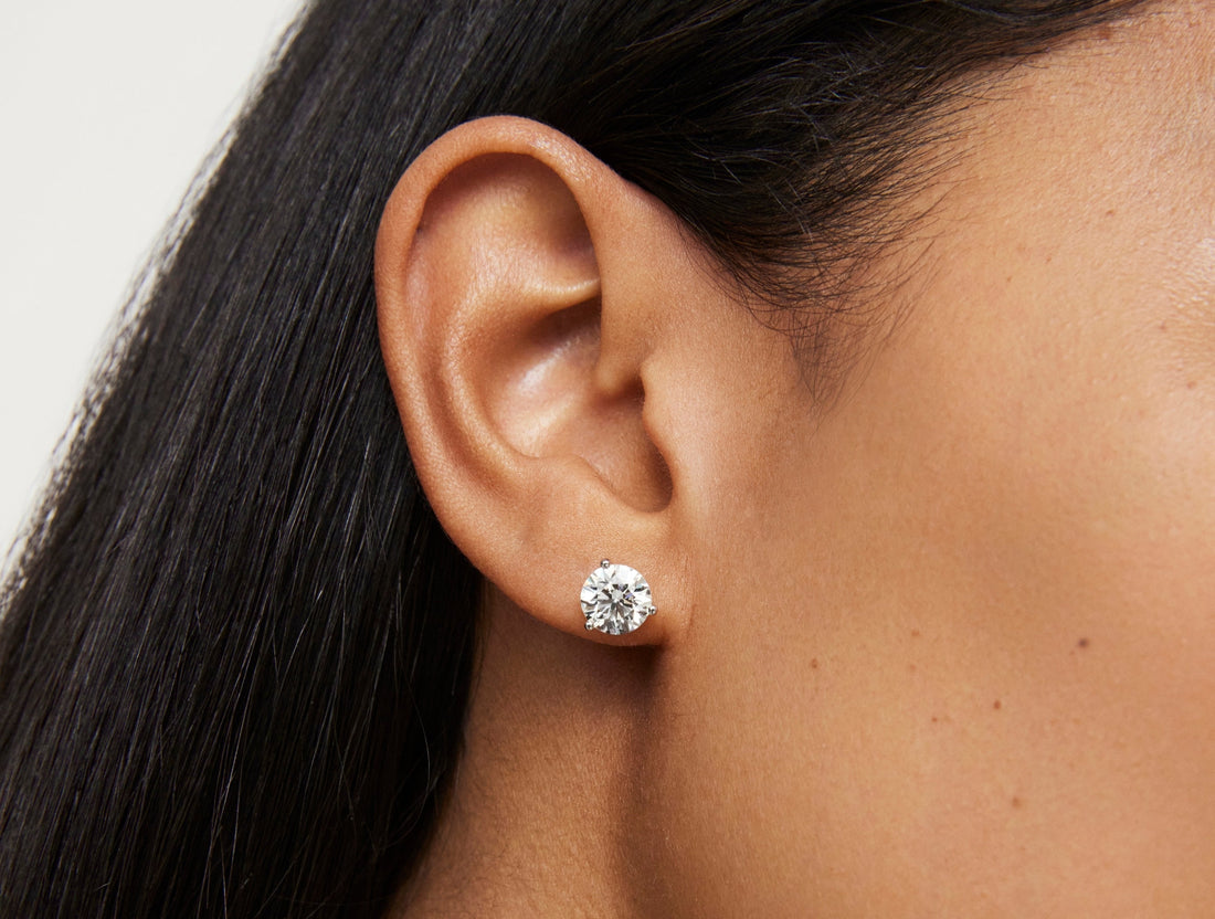 Clous d'oreilles solitaires en diamants de laboratoire de 3 carats, taille brillant | Blanc