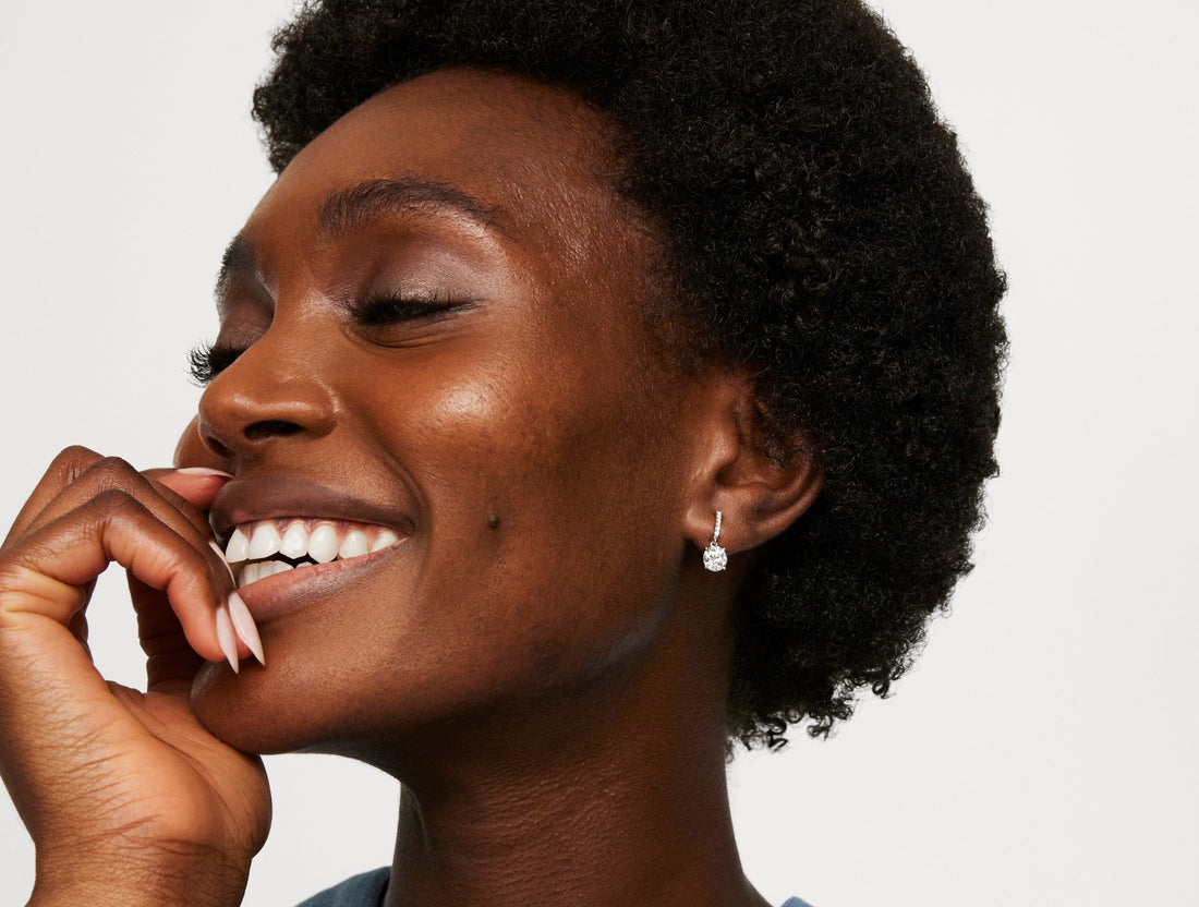 Boucles d'oreilles pendantes solitaires à diamants de laboratoire de 2 carats, taille brillant | Blanc