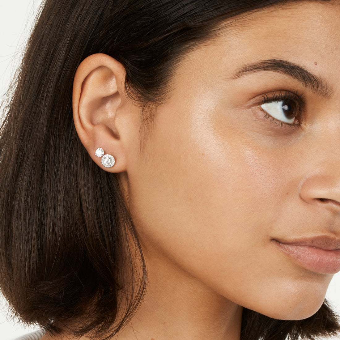 Ensemble de clous d'oreilles en diamants de laboratoire de 2 carats, taille brillant et halo | Blanc