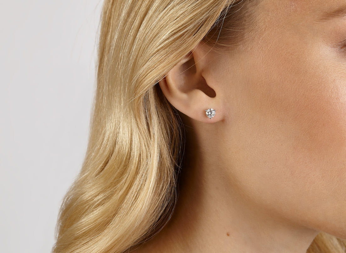 Clous d'oreilles en or 14 carats avec diamant de laboratoire ½ ct. taille brillant rond | Blanc